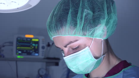 Mujer-Realizando-Cirugía-En-El-Hospital