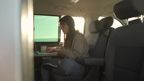 Mujer-Viajera-Trabajando-En-Una-Computadora-Portátil-En-Una-Camioneta