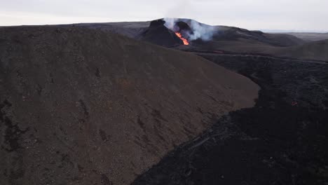 Volcán-Activo-Que-Emite-Humo-Y-Lava