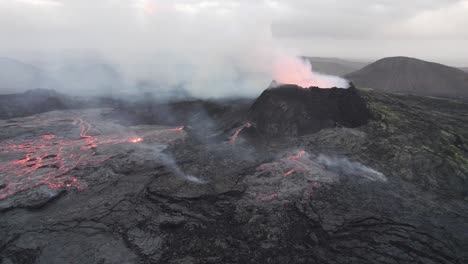 Aktiver-Vulkan,-Der-Rauch-Und-Lava-Ausstößt