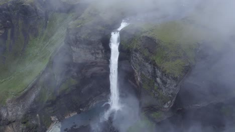 Schneller-Gebirgsfluss-Und-Wasserfall