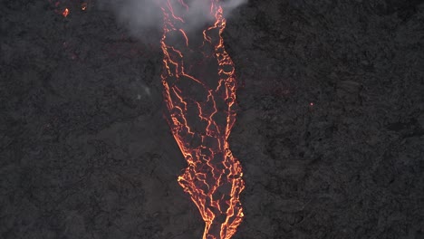 Nachthimmel-über-Dem-Ausbrechenden-Vulkan-In-Island