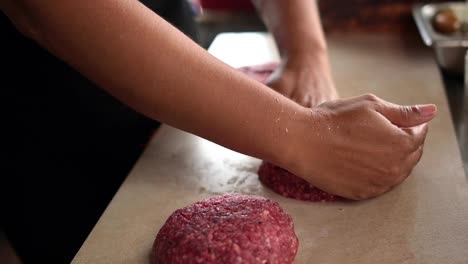 Cocinero-De-Cultivos-Preparando-Chuletas-De-Carne-Picada-Cruda