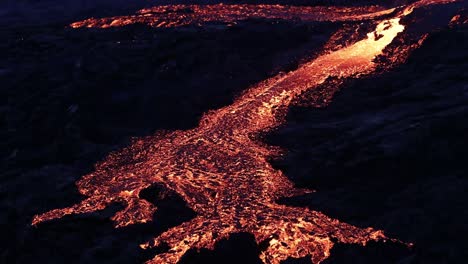 Nachthimmel-über-Dem-Ausbrechenden-Vulkan-In-Island
