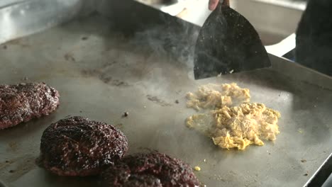 Crop-Chef-Kocht-Pulled-Chicken-Fleisch-Auf-Heißer-Oberfläche