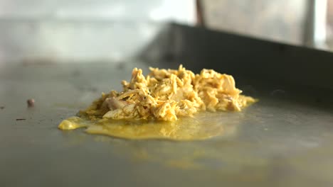 Pollo-Desmenuzado-Cocinado-Sobre-Una-Superficie-Caliente-En-El-Restaurante