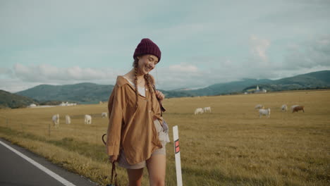 Mujer-Joven-Explorando-Por-Vacas-Pastando-En-La-Granja.
