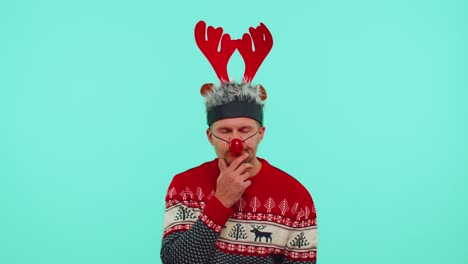 Ein-Aufgeregter-Mann-Im-Weihnachtspullover-Macht-Eine-Geste-Und-Hebt-Den-Finger.-Hat-Sich-Einen-Kreativen-Plan-Ausgedacht,-Eine-Gute-Idee
