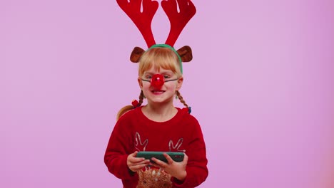 Besorgtes-Mädchen-Im-Weihnachtlichen-Hirschgeweih-Spielt-Begeistert-Rennvideospiele-Auf-Dem-Handy