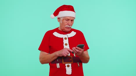 Senior-grandfather-using-mobile-phone-typing-new-post-on-web,-Christmas-shopping-online,-browsing