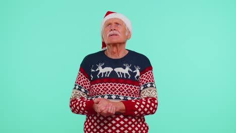 Abuelo-Hombre-En-Suéter-Santa-Navidad-Recibiendo-Caja-De-Regalo-Presente,-Expresando-Asombro-Felicidad