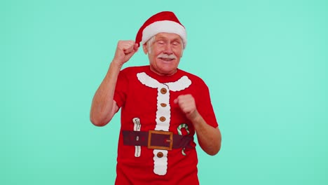 Senior-Weihnachtsgroßvater-Tanzt-Trendigen-Tanz-Für-Soziale-Medien,-Albert-Herum-Und-Hat-Spaß