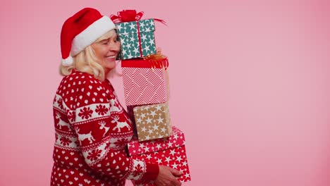 Reife-Großmutter-Im-Weihnachtspullover-Hält-Viele-Geschenkboxen,-Neujahrsgeschenk,-Einkaufsverkauf