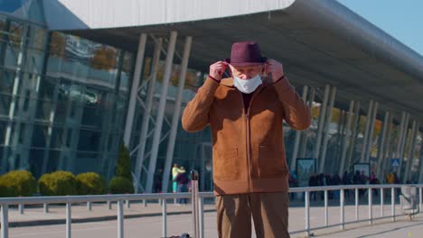 Senior-Rentner-Touristen-Großvater-Mit-Schützender-Gesichtsmaske,-Vermeiden-Sie-Coronavirus-In-Der-Nähe-Des-Flughafens