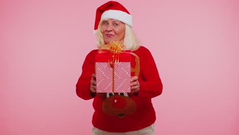 Die-ältere-Großmutter-Trägt-Einen-Pullover-Für-Das-Neue-Jahr-Und-Präsentiert-Eine-Weihnachtsgeschenkbox-Zum-Einkaufen-Und-Verkauf-An-Feiertagen