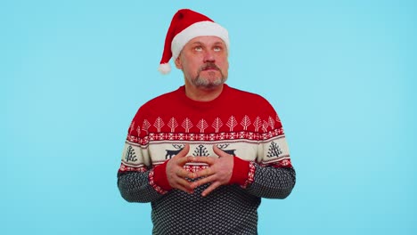Hombre-Alegre-Con-Suéter,-Sombrero-De-Navidad-De-Papá-Noel,-Recibiendo-Una-Caja-De-Regalo,-Expresando-Asombro-Y-Felicidad.