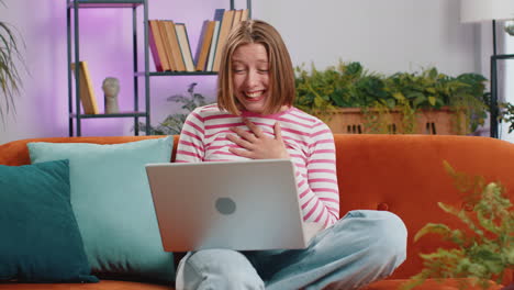 Erstaunte-Junge-Frau-Benutzt-Laptop-Computer,-Erhält-Gute-Nachrichten,-Ist-Schockiert-über-Den-Sieg-Und-Feiert-Den-Sieg