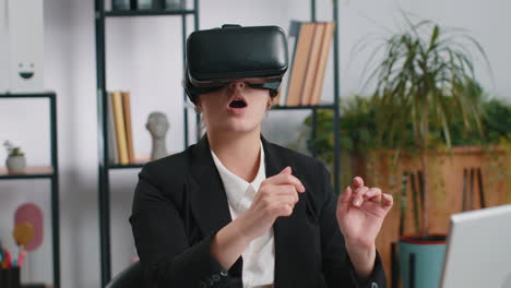 Geschäftsfrau-Nutzt-Virtual-Reality-Futuristik-Technologie-VR-App-Headset-Zur-Simulation-Von-3D-Videos