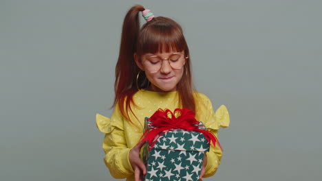 Glückliches-Mädchen-Erhält-Und-öffnet-Die-Geschenkbox-Und-Lächelt-Unerwartetes-Geburtstagsüberraschungsgeschenk