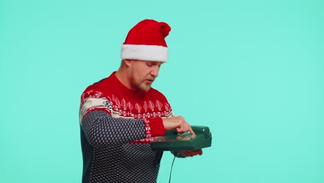 Lustiger-Mann-Im-Weihnachtspullover,-Der-Auf-Einem-Kabelgebundenen-Vintage-Telefon-Aus-Den-80ern-Spricht-Und-Sagt:-„Hey,-Du-Rufst-Mich-Zurück.“