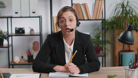 Geschäftsfrau,-Die-Am-Laptop-Arbeitet-Und-Ein-Headset-Trägt.-Call-Center-Support-Service-Betreiber-Büro-Helpline