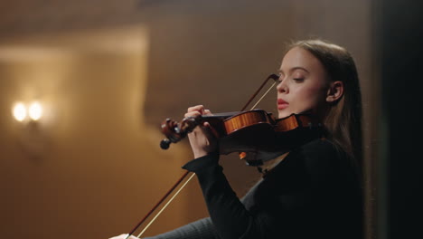 Una-Violinista-Inspirada-Y-Talentosa-En-Una-Orquesta-Sinfónica-En-El-Escenario-Del-Music-Hall