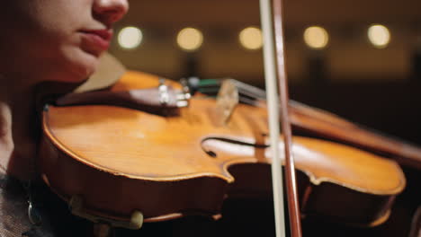 Nahaufnahme-Einer-Alten-Geige-In-Den-Händen-Einer-Musikerin-Während-Eines-Konzerts-Im-Musiksaal