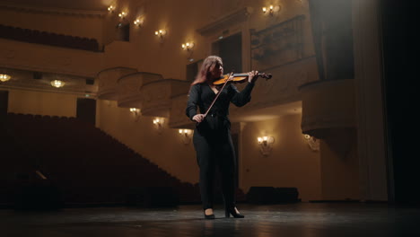 Einsame-Junge-Geigerin-Spielt-Geige-In-Der-Musikhalle-Ganzkörperporträt-Des-Musikers
