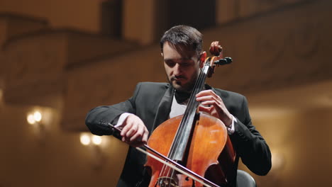 Mann-Spielt-Cello-Im-Konzertsaal-Porträt-Eines-Violoncellisten-Im-Alten-Opernhaus-Oder-In-Der-Philharmonie