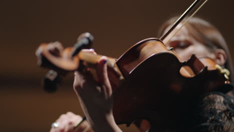 Geige-In-Den-Händen-Einer-Jungen-Musikerin-Spielt-Im-Konzert-Klassische-Oder-Neoklassische-Geigenmusik