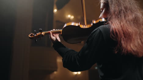 Mujer-Violinista-Está-Tocando-El-Violín-En-El-Music-Hall-O-En-La-ópera-Retrato-De-Músico-En-La-Sala-Filarmónica