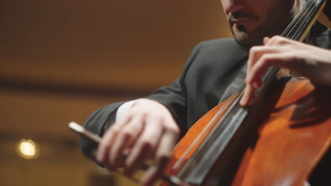 Professioneller-Cellist-Spielt-Violoncello-Im-Symphonieorchester-In-Der-Philharmonie