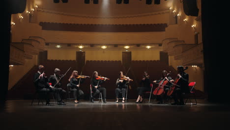 Orchester-Auf-Der-Bühne-Des-Opernhauses-Vier-Violinen-Zwei-Celli-Fagott-Und-Flöte-Musiker-Spielen