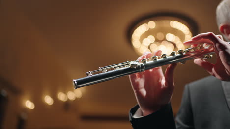 Blasorchester-In-Der-Philharmonie,-Flötist-Spielt-Flöte,-Nahaufnahme-Eines-Blasinstruments