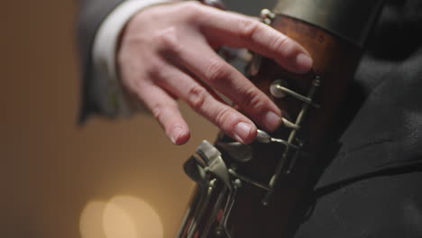Musiker-Spielt-Fagott,-Nahaufnahme-Der-Hände,-Die-Mit-Den-Fingern-Löcher-Drücken,-Klassisches-Musikinstrument