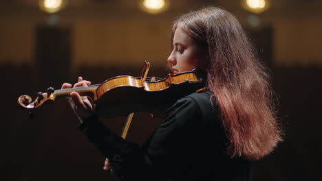 Joven-Violinista-Está-Practicando-Tocar-El-Violín-En-El-Music-Hall-Retrato-De-Violinista-Femenina