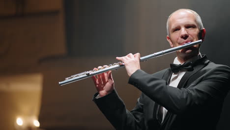 Flautista-Profesional-Está-Tocando-Melodía-En-La-Antigua-ópera-Retrato-De-Un-Talentoso-Músico-Anciano