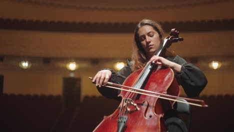 Einsame-Frau-Spielt-Cello-In-Der-Musikhalle-Schöne-Cellistin-Probt-Vor-Ort
