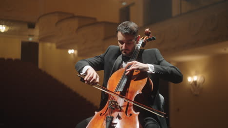 Talentierter-Musiker-Spielt-Cello-Auf-Der-Bühne-Des-Alten-Opernhauses-Porträt-Eines-Cellisten-Im-Musiksaal