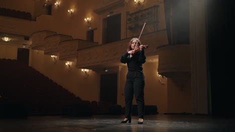 Retrato-De-Una-Joven-Violinista-Está-Tocando-El-Violín-En-El-Music-Hall-Mujer-Violinista-En-La-ópera