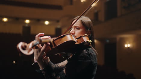 Violinista-Femenina-Está-Tocando-Solo-En-El-Music-Hall-Retrato-De-Una-Talentosa-Músico-En-Escena-En-La-ópera