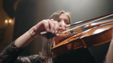 Junge-Talentierte-Frau-Spielt-Geige-In-Der-Philharmonie-Nahaufnahme-Porträt-Einer-Musikerin