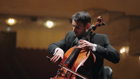 Talentierter-Cellist-Spielt-Cello-Vor-Ort-Im-Konzertsaal,-Violoncellist-Im-Symphonieorchester