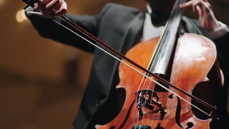 Musiker-Spielt-Violoncello,-Nahaufnahme-Der-Cello-Hände-Des-Cellisten-Und-Bogen,-Klassisches-Musikkonzert