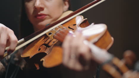 Una-Mujer-Adulta-Toca-La-Viola-En-La-ópera-O-La-Filarmónica.-Una-Violinista-Toca-El-Violín-En-El-Music-Hall.
