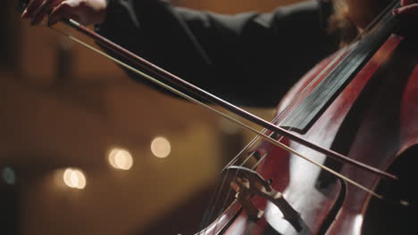 Violoncellistin-Spielt-Cello-Nahaufnahme-Der-Hände-Und-Bogen-Einer-Violoncellofrau-Auf-Saiten