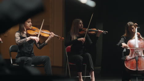 Ensayo-De-Una-Pequeña-Orquesta-En-La-Sala-Filarmónica-Violonchelista-Y-Violinistas-Tocan-Música