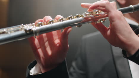 Flauta-En-Manos-De-Talentosos-Músicos-Flautistas-Está-Tocando-Música-Clásica-En-La-ópera-O-En-La-Sala-Filarmónica