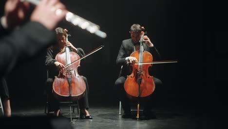 Los-Violonchelistas-Tocan-En-La-Escena-De-Los-Instrumentos-De-Cuerda-De-La-Sala-Filarmónica-En-La-Orquesta.