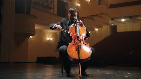 Cellist-Spielt-Violoncello-Auf-Der-Bühne-In-Einer-Leeren-Alten-Opernhausprobe-Des-Symphonieorchesters